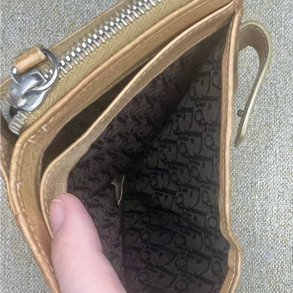 Christian Dior Remove before flight wallet. - Picture 5 of 7